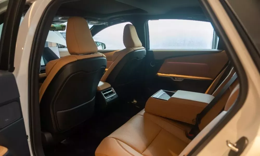 Lexus ES 2027 sở hữu khoảng duỗi chân rộng rãi ở phía sau