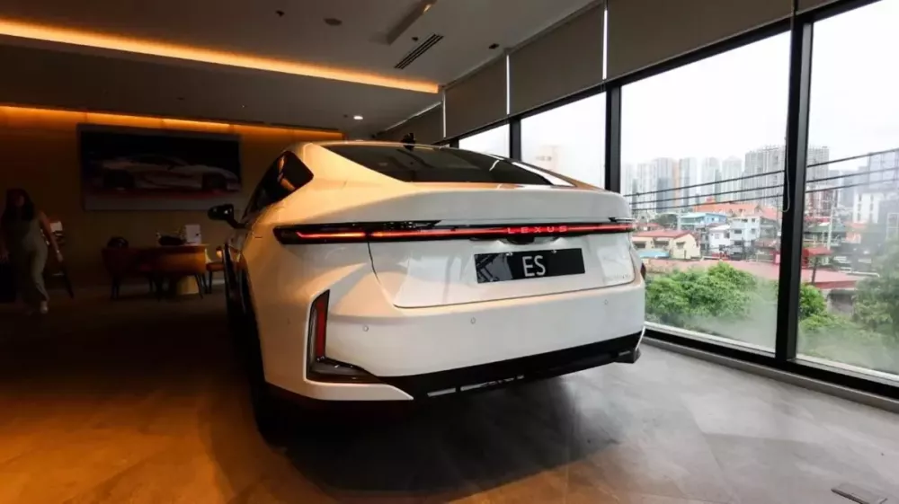 Thiết kế phía sau của Lexus ES 2027 cũng khá ấn tượng
