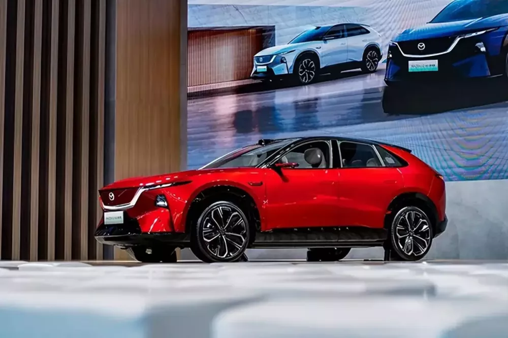 Sau hơn 1 năm ra mắt, Mazda CX-6e được nâng cấp nhẹ Sau hơn 1 năm ra mắt, Mazda CX-6e được nâng cấp nhẹ