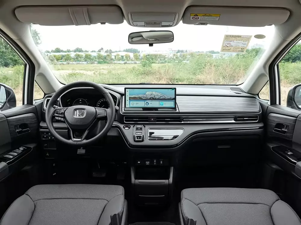 Khoang lái của Honda Odyssey 2027 bản tiêu chuẩn Khoang lái của Honda Odyssey 2027 bản tiêu chuẩn