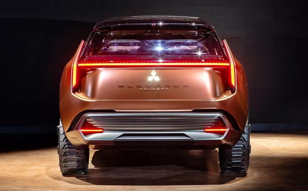 Mitsubishi Elevance Concept nhìn từ phía sau