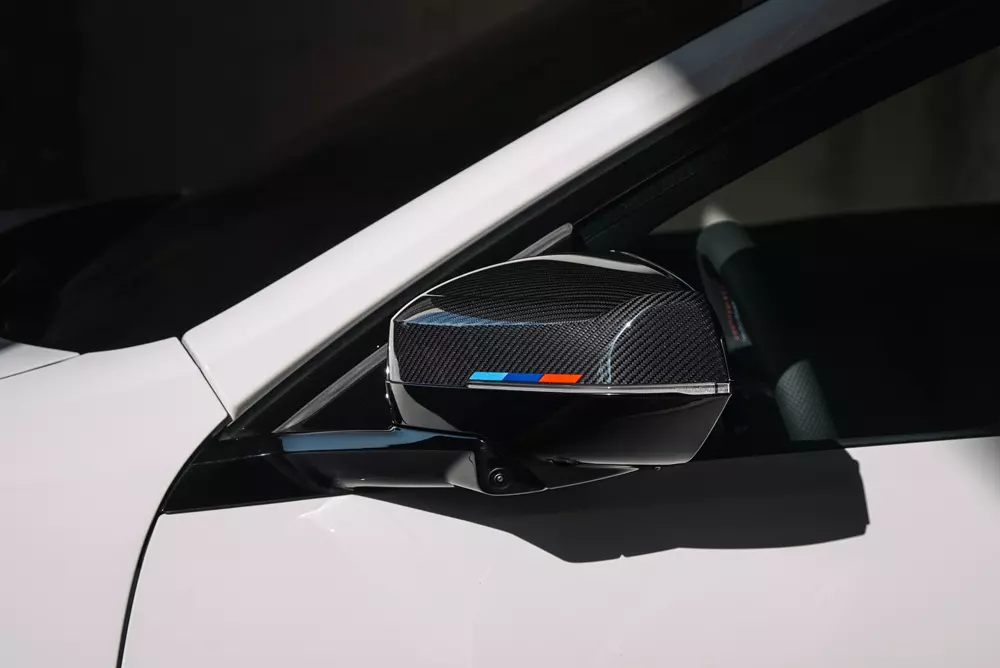 BMW i3 M60 2027 được trang bị ốp gương chiếu hậu với 3 dải màu đặc trưng của thương hiệu BMW M BMW i3 M60 2027 được trang bị ốp gương chiếu hậu với 3 dải màu đặc trưng của thương hiệu BMW M