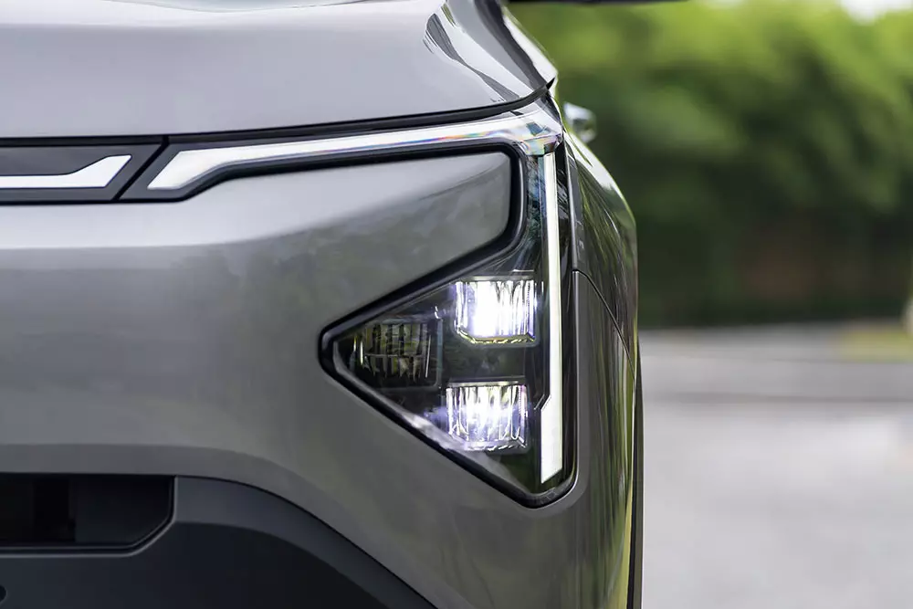 Cận cảnh cụm đèn pha của Kia Carens Clavis Cận cảnh cụm đèn pha của Kia Carens Clavis