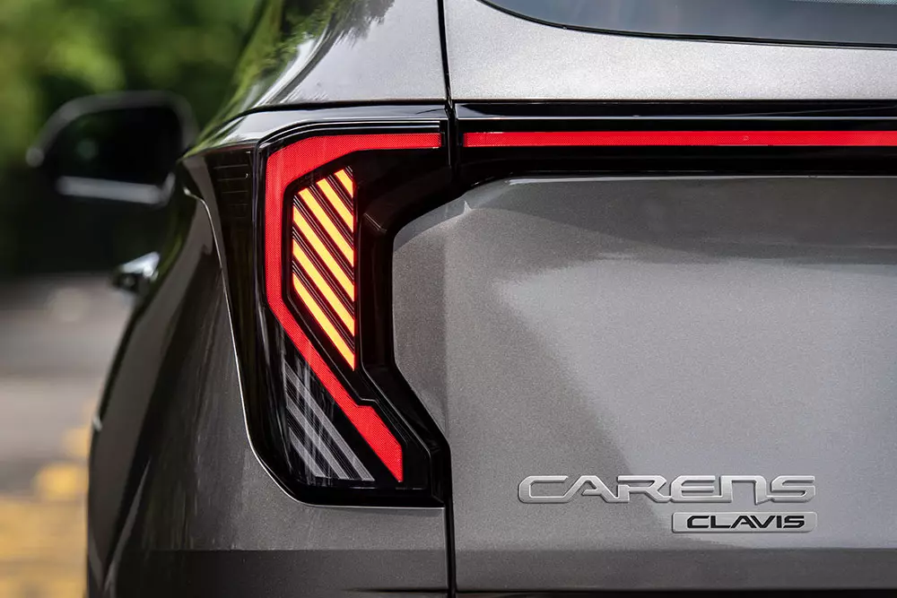 Cận cảnh cụm đèn hậu của Kia Carens Clavis. Cận cảnh cụm đèn hậu của Kia Carens Clavis.
