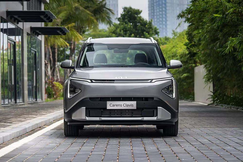 Kia Carens Clavis sở hữu thiết kế đầu xe khác biệt so với Carens cũ Kia Carens Clavis sở hữu thiết kế đầu xe khác biệt so với Carens cũ