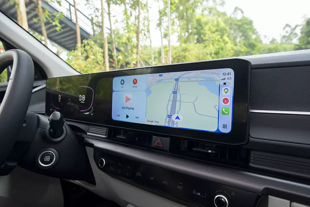 Kia Carens Clavis được trang bị cụm màn hình nối liền trên mặt táp-lô Kia Carens Clavis được trang bị cụm màn hình nối liền trên mặt táp-lô