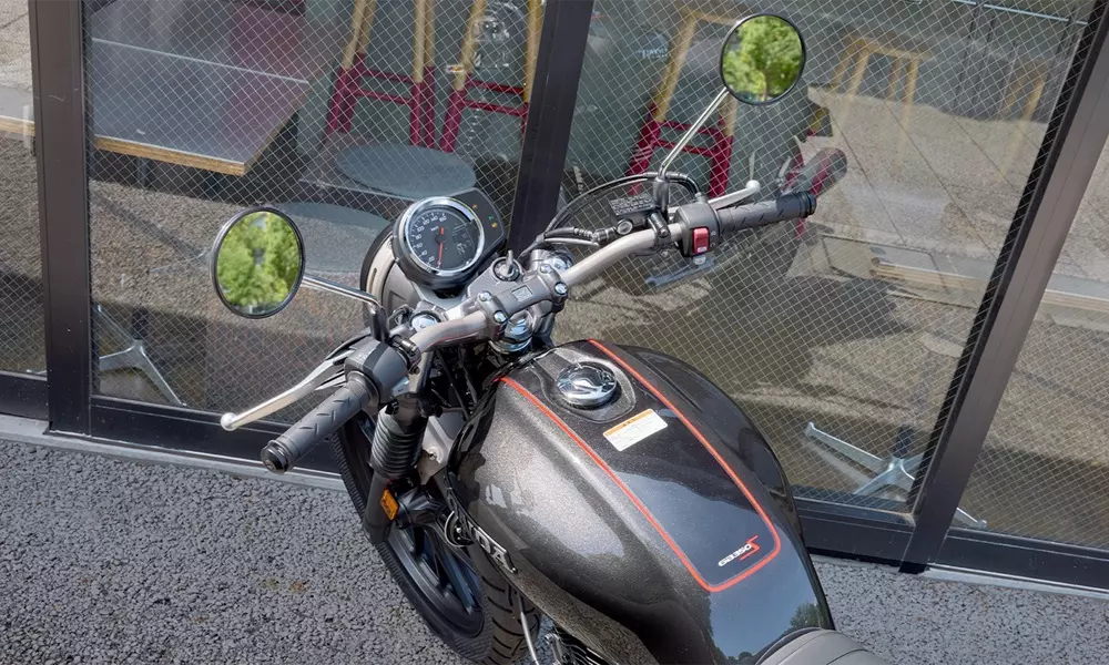 Honda GB350S sở hữu mặt đồng hồ tròn với màn hình LCD
