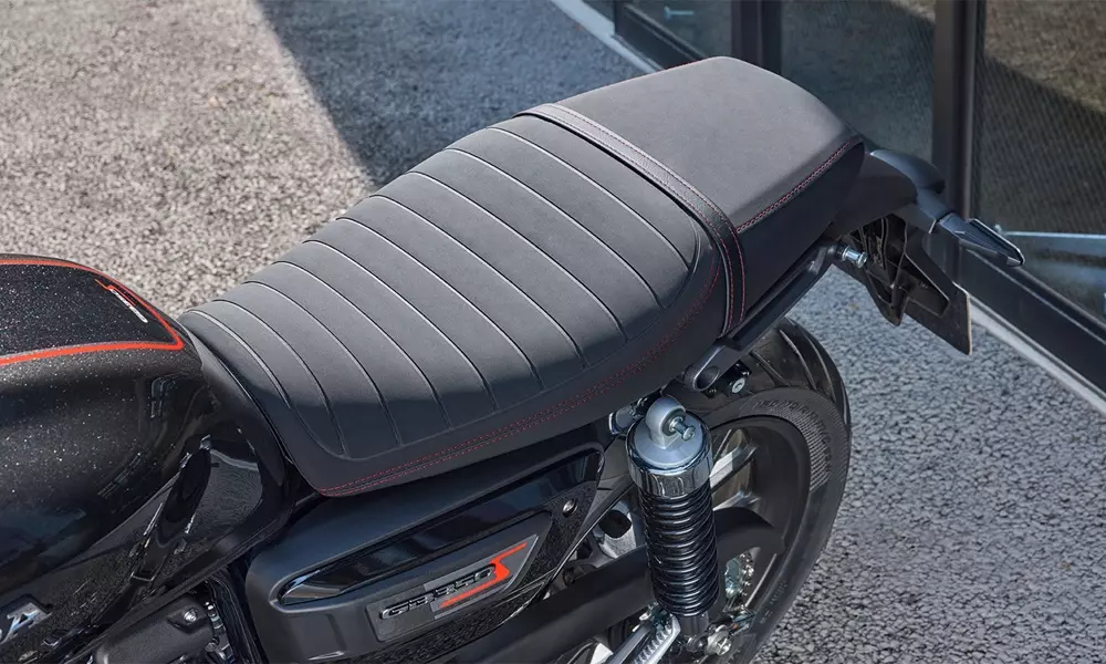 Honda GB350S được trang bị yên xe dạng đệm gân nổi