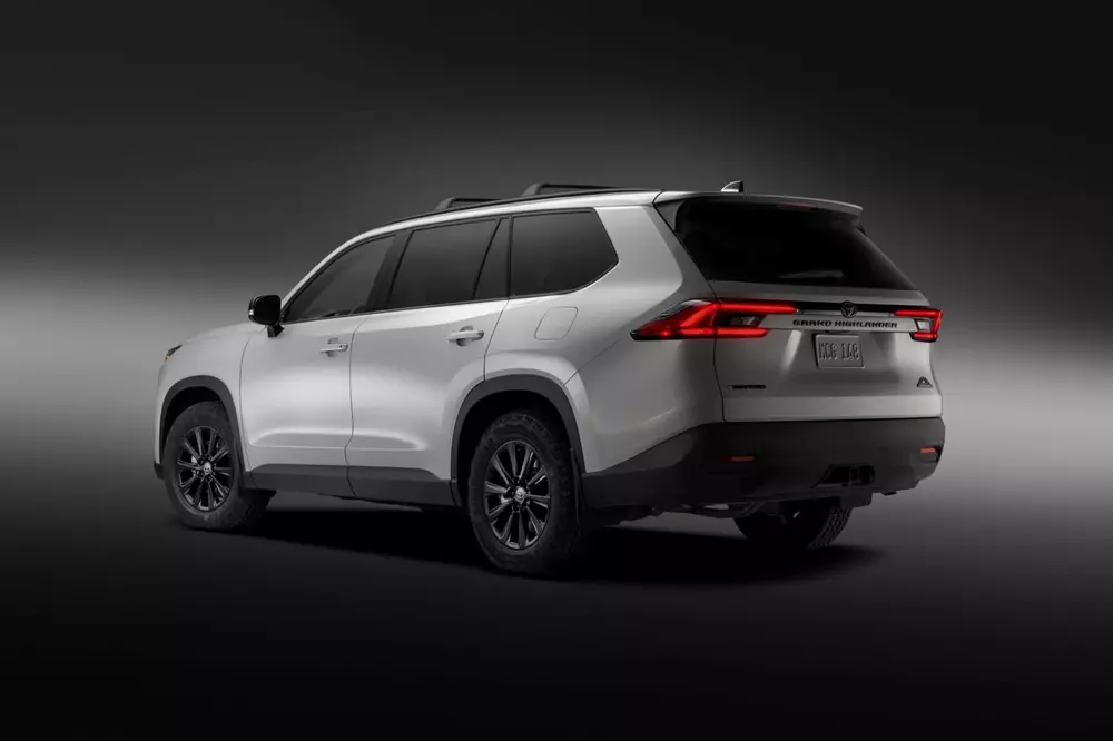Toyota Grand Highlander Woodland Edition 2027 còn có giá nóc và đèn LED mới