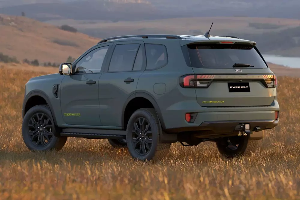 Ford Everest Wolftrak 2027 có màu xanh lục mới