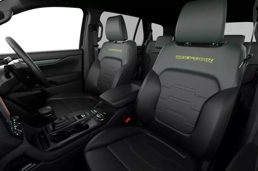 Nội thất của Ford Everest Wolftrak 2027 cũng có những điểm nhấn màu xanh lục