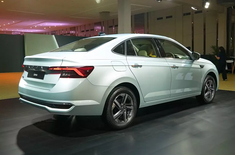 Khu vực phía sau của Skoda Slavia 2026 chỉ thay đổi nhẹ