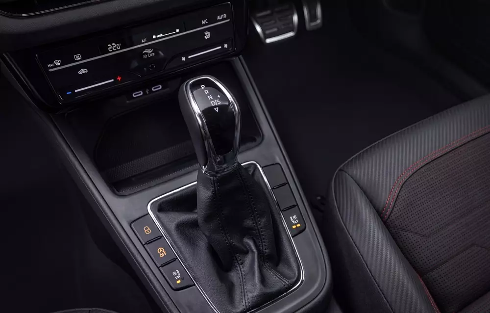 Nội thất của Skoda Slavia Monte Carlo 2026 có những điểm nhấn màu đỏ