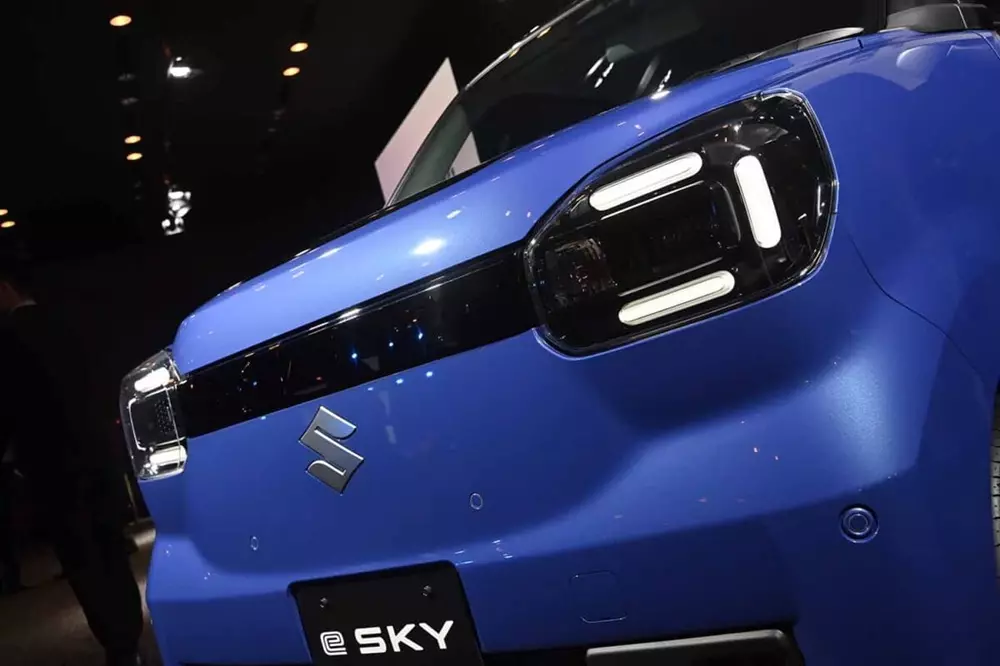 Suzuki eSky sở hữu 3 dải đèn LED định vị ban ngày vây quanh đèn pha Suzuki eSky sở hữu 3 dải đèn LED định vị ban ngày vây quanh đèn pha