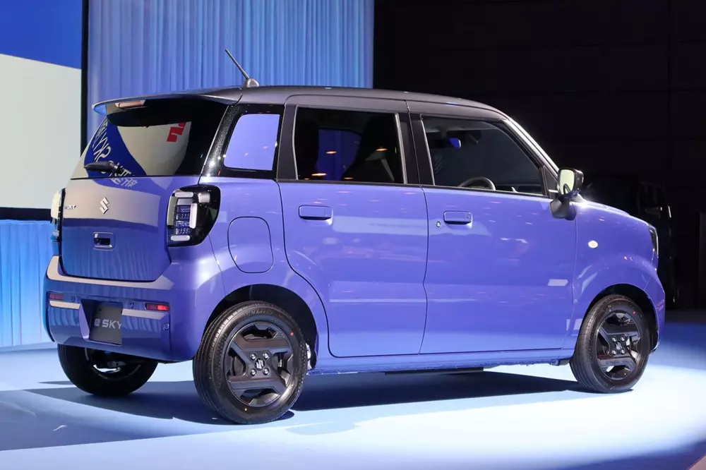 Thiết kế của Suzuki eSky đã được điều chỉnh so với bản concept Thiết kế của Suzuki eSky đã được điều chỉnh so với bản concept