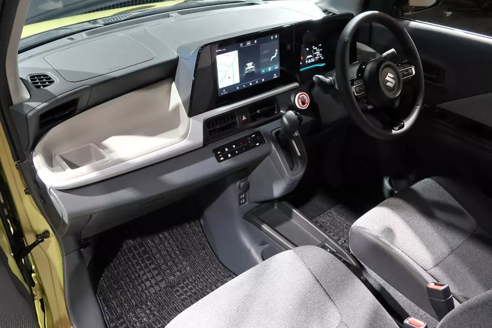 Khoang lái của Suzuki eSky với màn hình thông tin giải trí 10,1 inch Khoang lái của Suzuki eSky với màn hình thông tin giải trí 10,1 inch