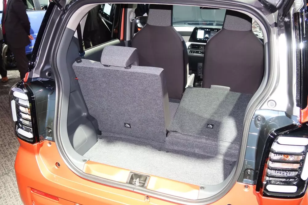 Suzuki eSky sở hữu nội thất 4 chỗ với khoang hành lý nhỏ phía sau Suzuki eSky sở hữu nội thất 4 chỗ với khoang hành lý nhỏ phía sau