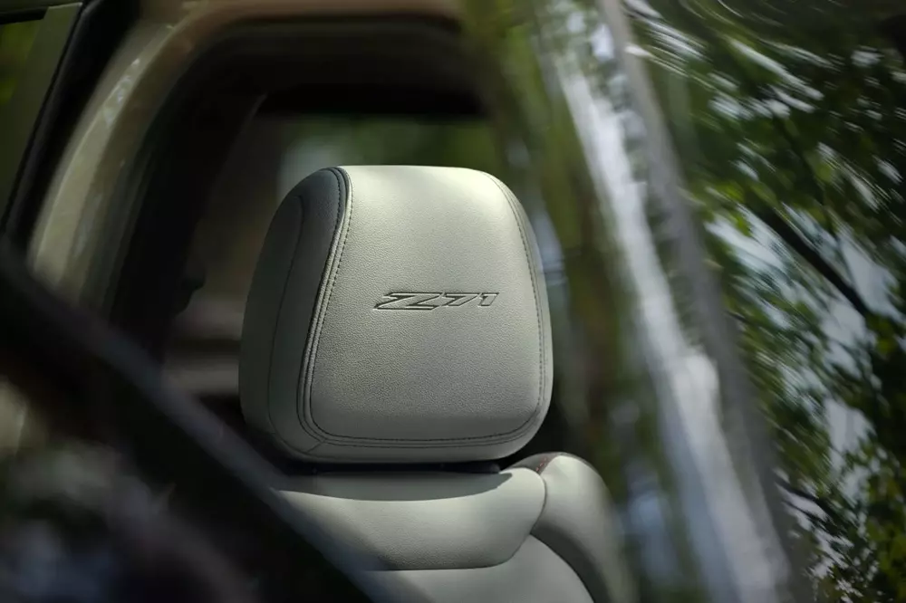 Tựa đầu hàng ghế trước dập logo của Chevrolet Trailblazer Z71