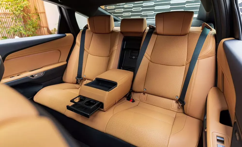 Hàng ghế sau rộng rãi của Lexus ES 2026