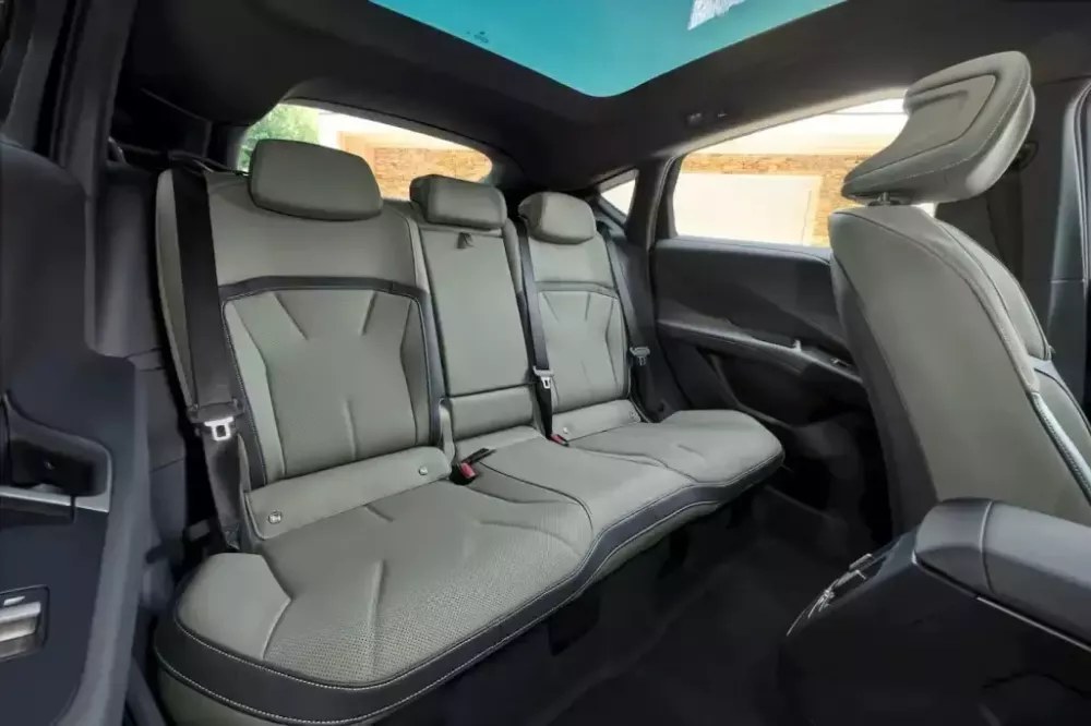 Hàng ghế sau của BMW iX4 rất rộng rãi