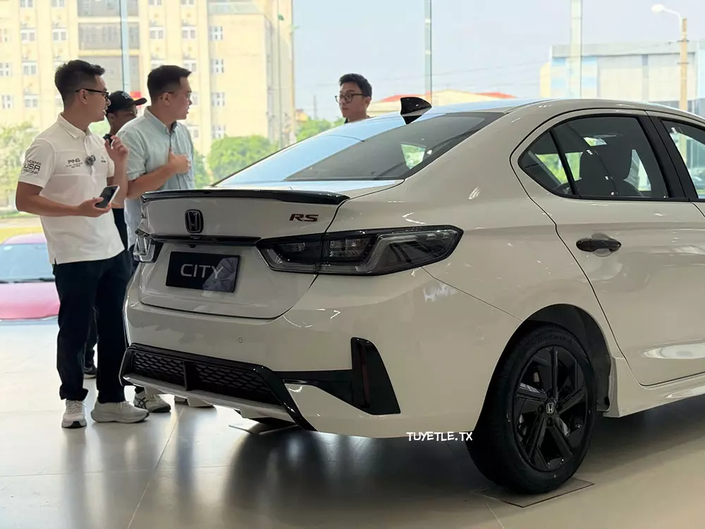Honda City RS 2027 còn có hàng loạt phụ kiện ngoại thất màu đen như cánh gió nhỏ trên cửa cốp sau Honda City RS 2027 còn có hàng loạt phụ kiện ngoại thất màu đen như cánh gió nhỏ trên cửa cốp sau