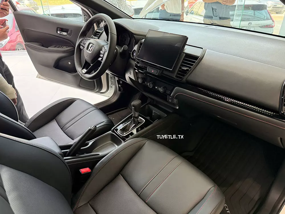 Honda City 2027 có ốp màu đen bóng trên mặt táp-lô Honda City 2027 có ốp màu đen bóng trên mặt táp-lô