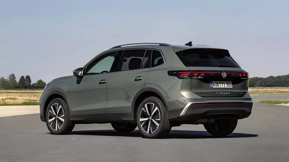 Volkswagen Tiguan 2027 nhìn từ phía sau Volkswagen Tiguan 2027 nhìn từ phía sau