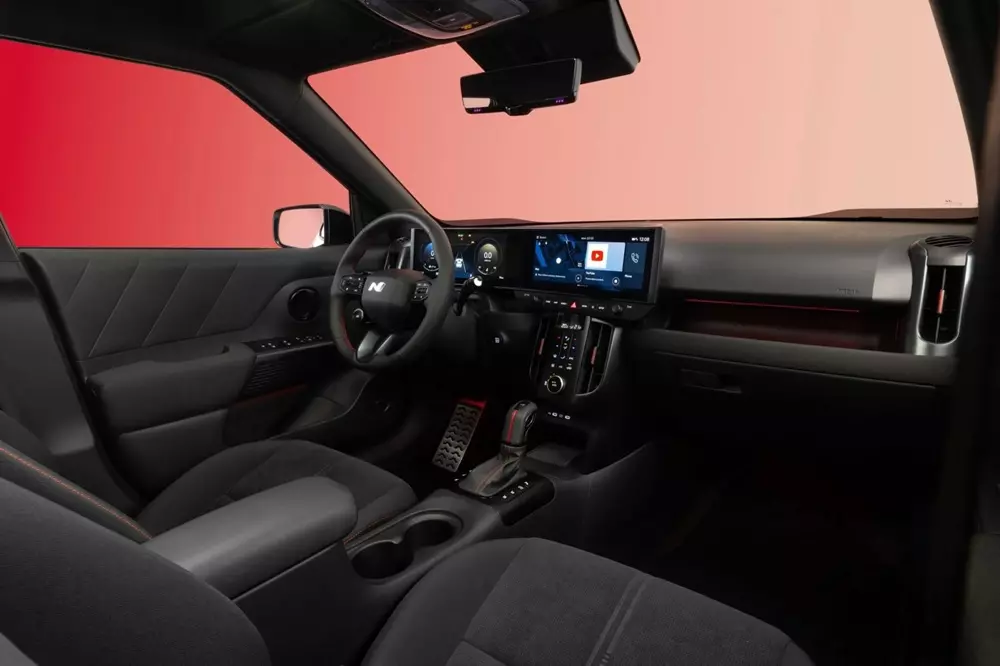 Hyundai Bayon 2027 có cụm màn hình cong tùy chọn trên mặt táp-lô Hyundai Bayon 2027 có cụm màn hình cong tùy chọn trên mặt táp-lô