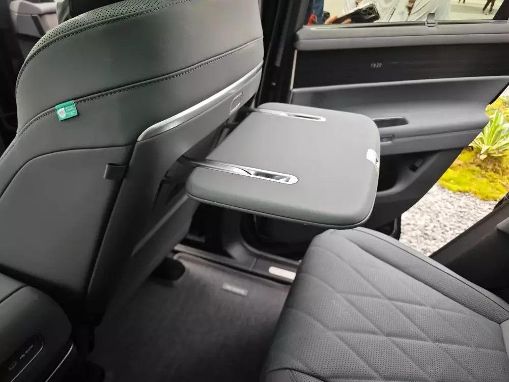 Volkswagen ID. Era 8X có bàn gấp tích hợp vào lưng ghế trước Volkswagen ID. Era 8X có bàn gấp tích hợp vào lưng ghế trước
