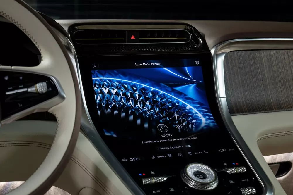 Màn hình trung tâm dạng cong là điểm nhấn của Bentley Torcal 