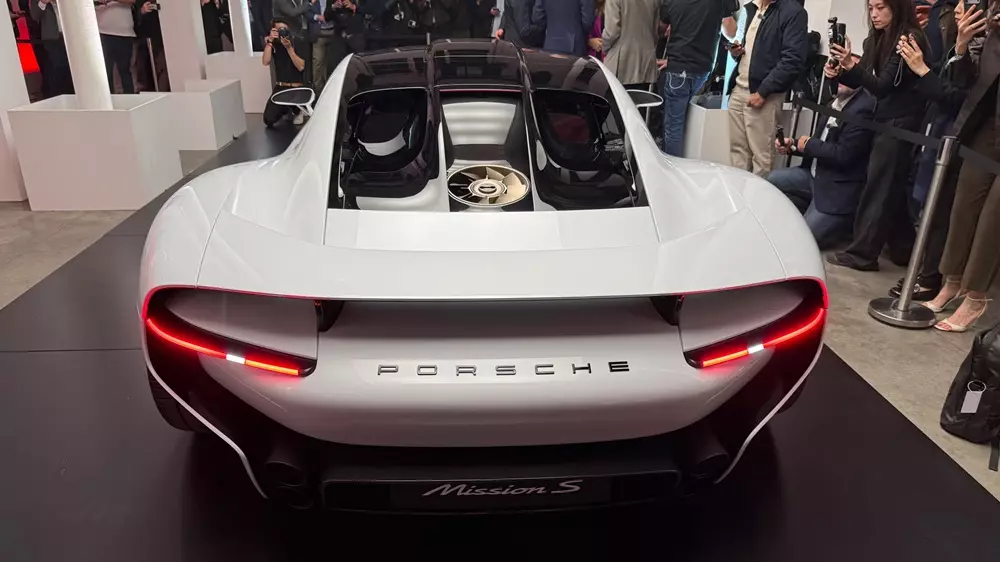Thiết kế phía sau của Porsche Mission S cũng rất táo bạo