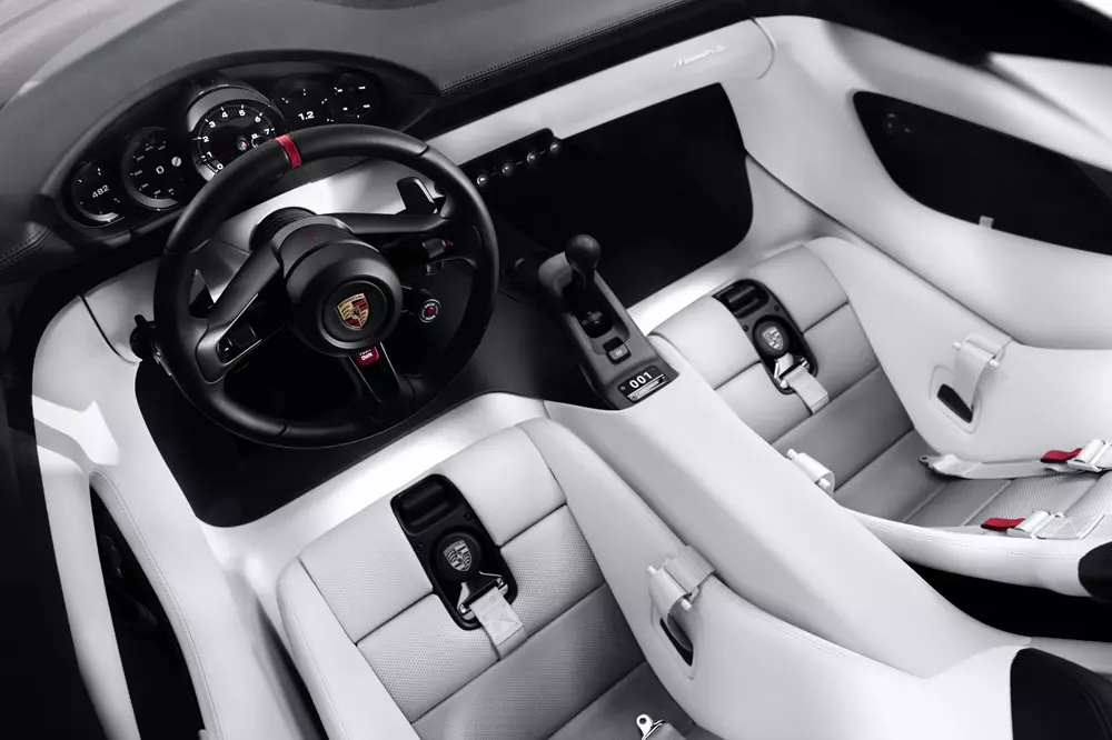 Porsche Mission S được trang bị ghế và dây đai an toàn theo phong cách xe đua