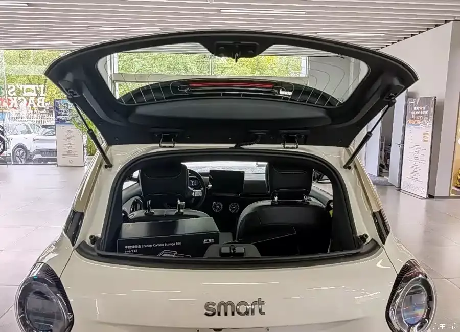 Smart #2 được trang bị cửa cốp chia thành 2 phần trên và dưới Smart #2 được trang bị cửa cốp chia thành 2 phần trên và dưới