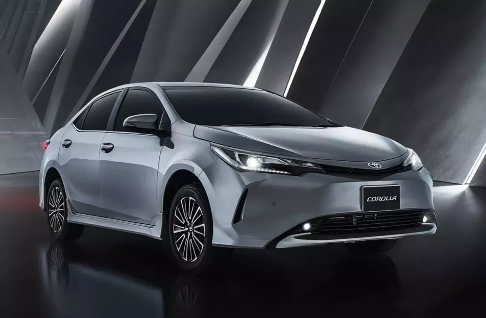 Phiên bản nâng cấp của Toyota Corolla Altis thế hệ cũ chính thức ra mắt với thiết kế thay đổi nhẹ