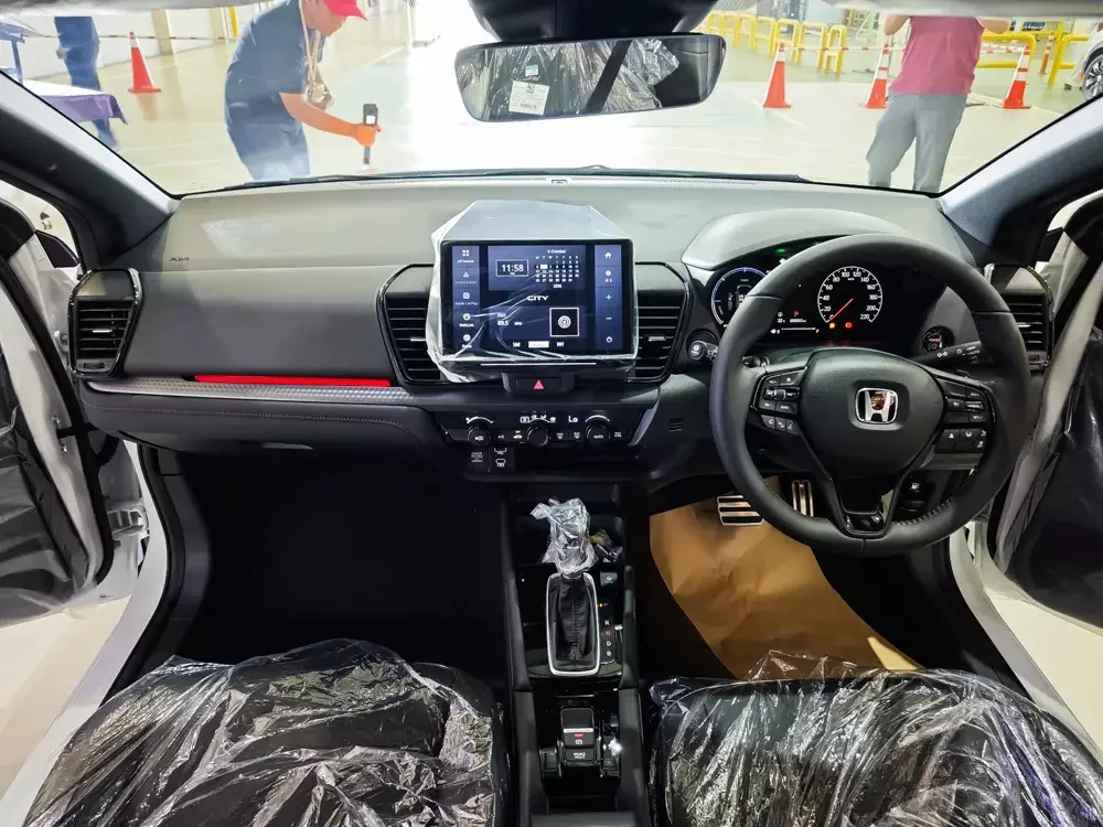 Khoang lái bên trong Honda City Hatchback 2026 với màn hình lớn hơn Khoang lái bên trong Honda City Hatchback 2026 với màn hình lớn hơn