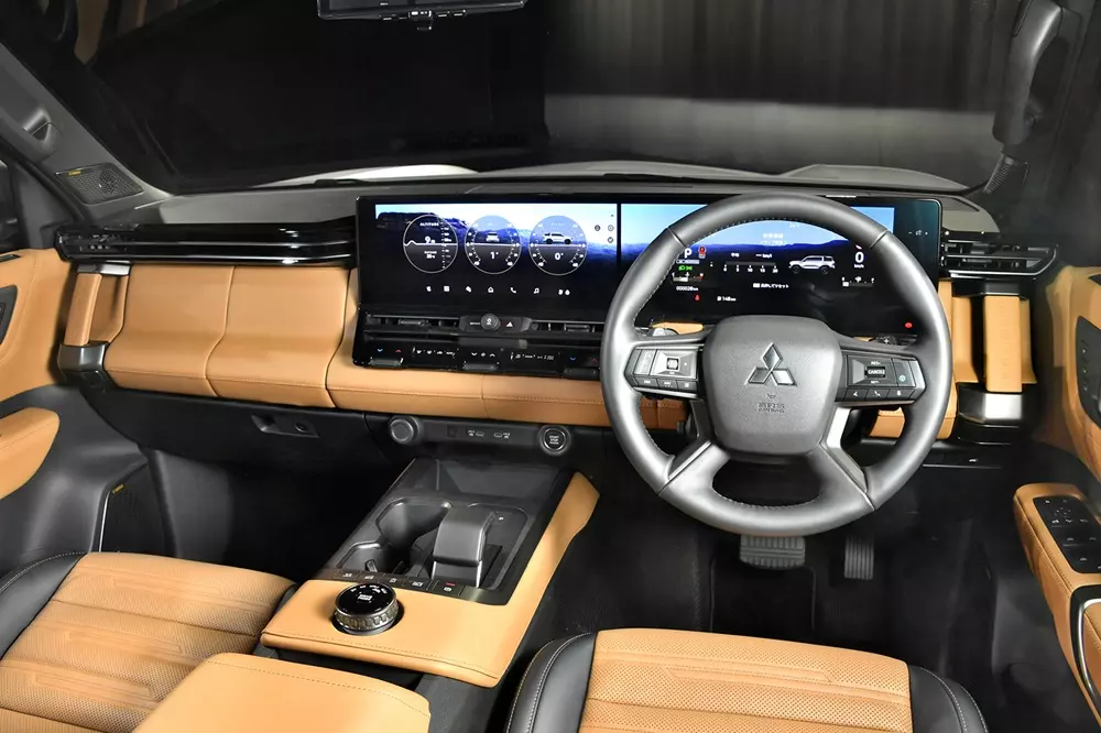 Khoang lái bên trong Mitsubishi Pajero 2027 Khoang lái bên trong Mitsubishi Pajero 2027