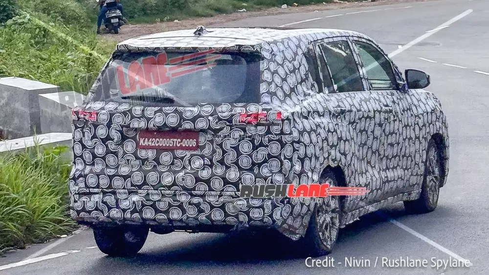 Toyota Innova Cross 2027 có thể được bổ sung cản sau và đèn hậu mới Toyota Innova Cross 2027 có thể được bổ sung cản sau và đèn hậu mới