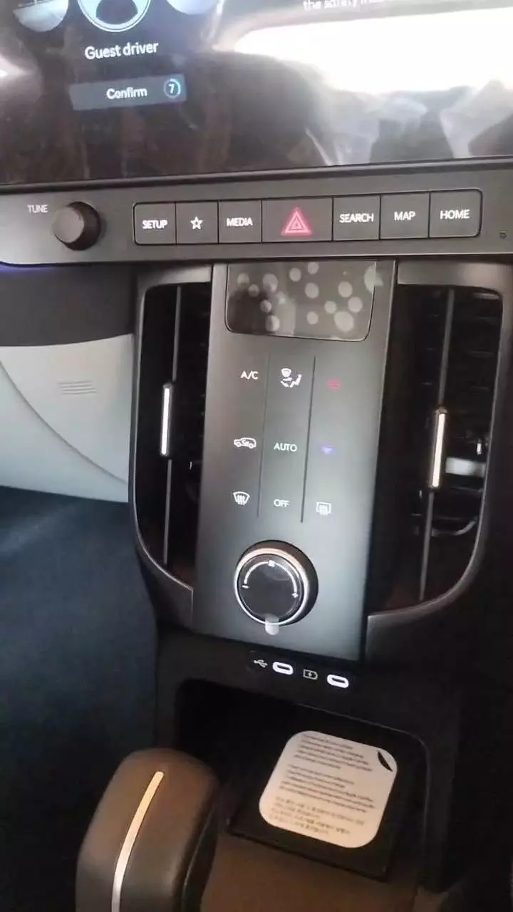 Cụm nút bấm để truy cập nhanh các tính năng của Hyundai Bayon