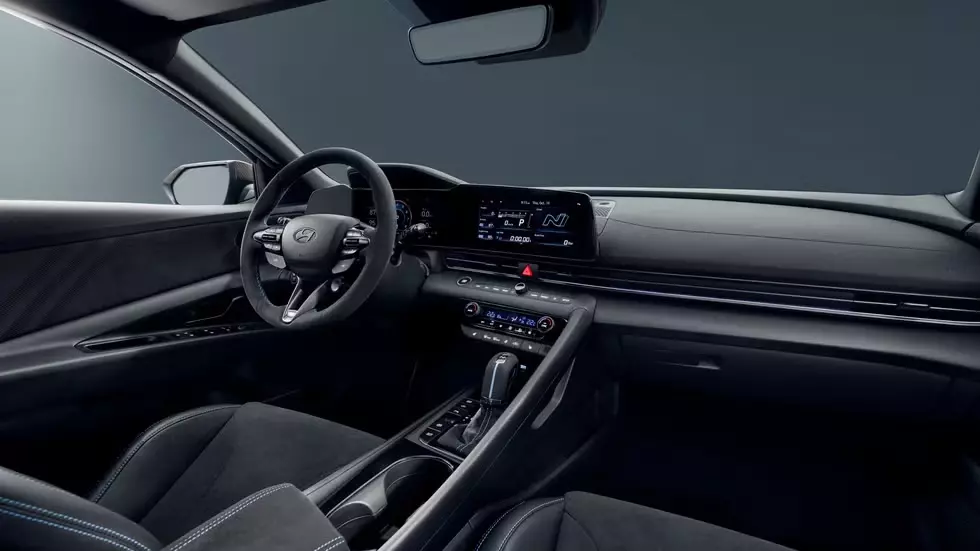 Hyundai Elantra N Monochrome sở hữu nhiều chi tiết bọc Alcantara thể thao Hyundai Elantra N Monochrome sở hữu nhiều chi tiết bọc Alcantara thể thao