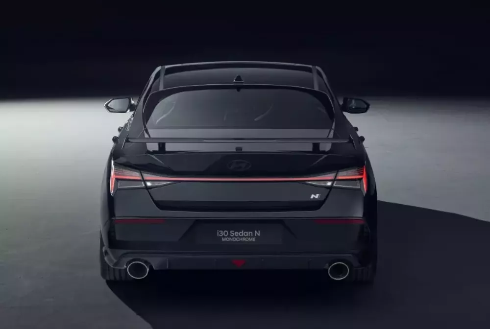 Hyundai Elantra N Monochrome sở hữu cánh gió khá lớn phía sau Hyundai Elantra N Monochrome sở hữu cánh gió khá lớn phía sau