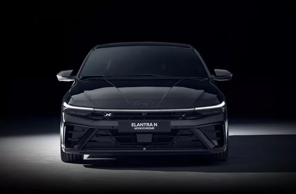 Hyundai Elantra N Monochrome 2027 được phát triển dựa trên Elantra thế hệ cũ. Hyundai Elantra N Monochrome 2027 được phát triển dựa trên Elantra thế hệ cũ.