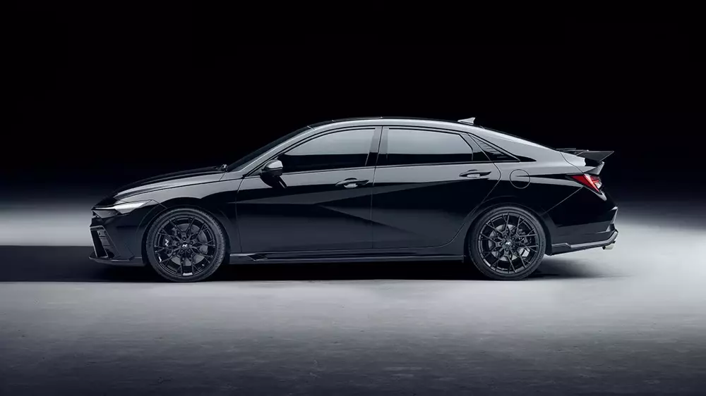 Hyundai Elantra N Monochrome vẫn dùng động cơ quen thuộc Hyundai Elantra N Monochrome vẫn dùng động cơ quen thuộc