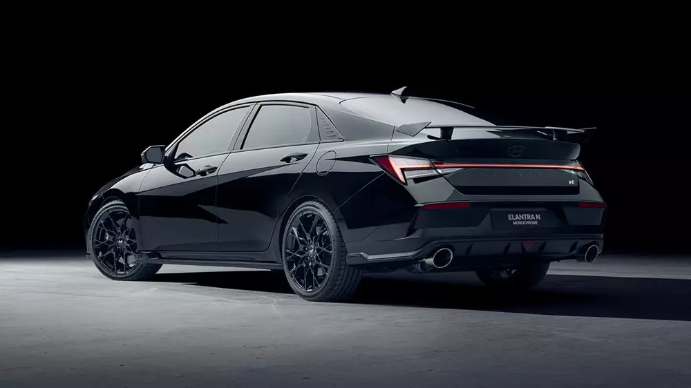 Hyundai Elantra N Monochrome sở hữu các chi tiết ngoại thất sơn cùng màu thân xe Hyundai Elantra N Monochrome sở hữu các chi tiết ngoại thất sơn cùng màu thân xe