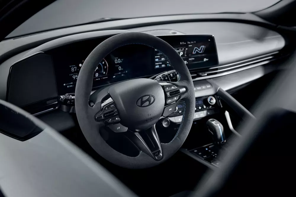Nội thất tối màu của Hyundai Elantra N Monochrome Nội thất tối màu của Hyundai Elantra N Monochrome