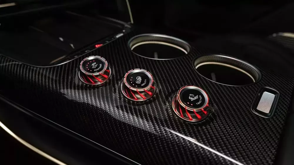 Mercedes-AMG GT SUV có nhiều nút bấm và núm xoay vật lý Mercedes-AMG GT SUV có nhiều nút bấm và núm xoay vật lý