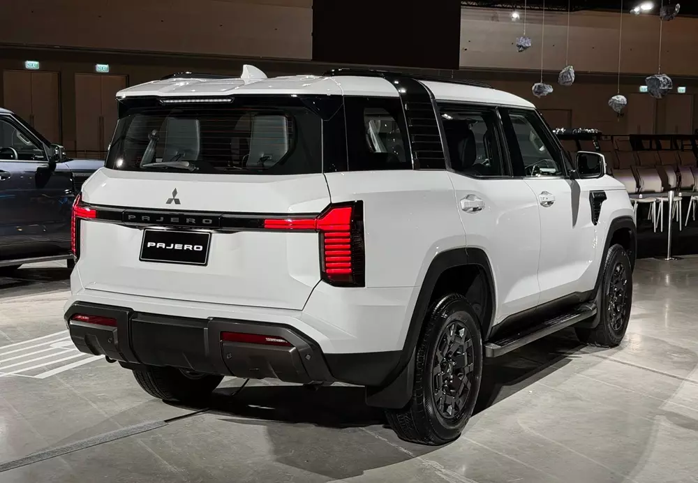 Đèn hậu của Mitsubishi Pajero 2027 có thiết kế tương tự đèn trước Đèn hậu của Mitsubishi Pajero 2027 có thiết kế tương tự đèn trước