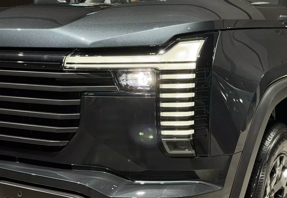 Cận cảnh cụm đèn trước của Mitsubishi Pajero 2027 Cận cảnh cụm đèn trước của Mitsubishi Pajero 2027