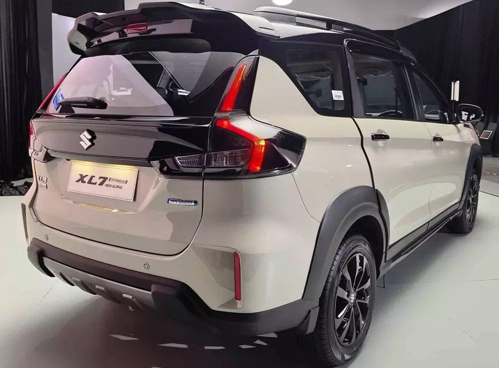 Phía sau Suzuki XL7 Hybrid 2027 xuất hiện cụm đèn hậu màu tối mới