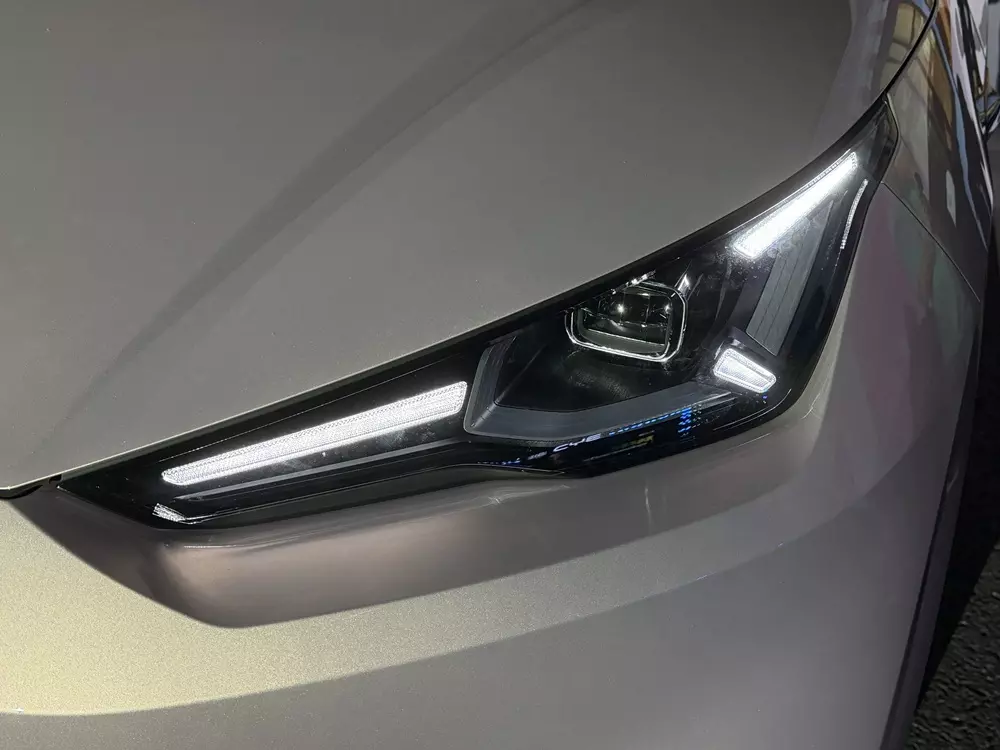 Cận cảnh cụm đèn pha của BYD Seagull 2027 với đèn LED định vị ban ngày kiểu đinh ba
