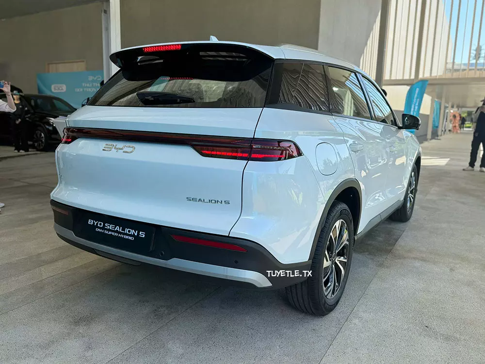 BYD Sealion 5 được trang bị đèn hậu nối liền hai bên